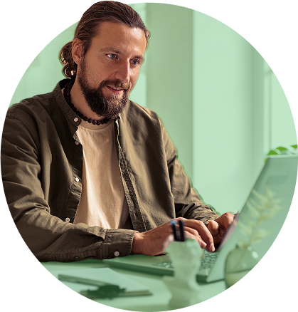 Une personne qui apprend la LSF